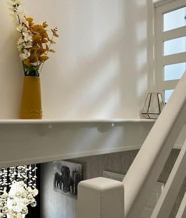 Cheerful 3 Bedroom Townhouse With Free Parking. Билерики Екстериор снимка