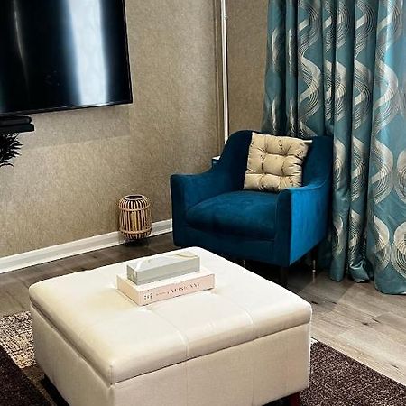 Cheerful 3 Bedroom Townhouse With Free Parking. Билерики Екстериор снимка