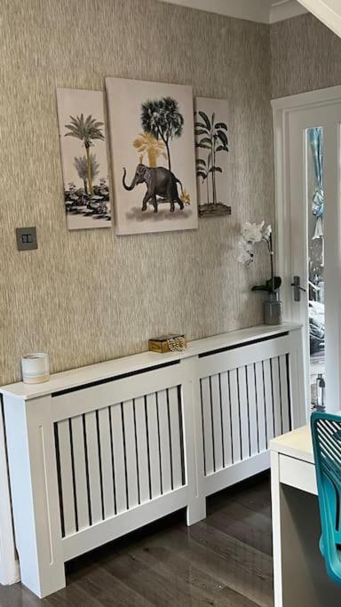 Cheerful 3 Bedroom Townhouse With Free Parking. Билерики Екстериор снимка