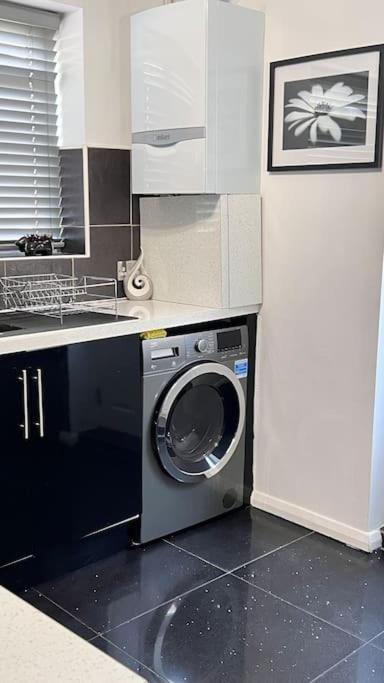 Cheerful 3 Bedroom Townhouse With Free Parking. Билерики Екстериор снимка