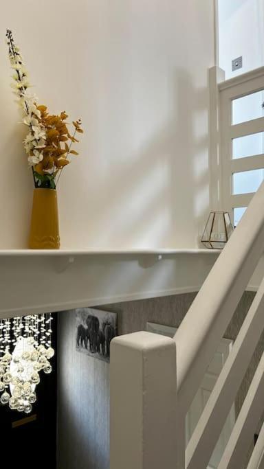 Cheerful 3 Bedroom Townhouse With Free Parking. Билерики Екстериор снимка