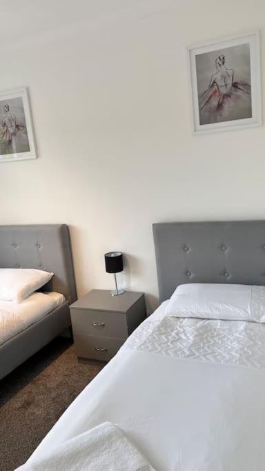 Cheerful 3 Bedroom Townhouse With Free Parking. Билерики Екстериор снимка