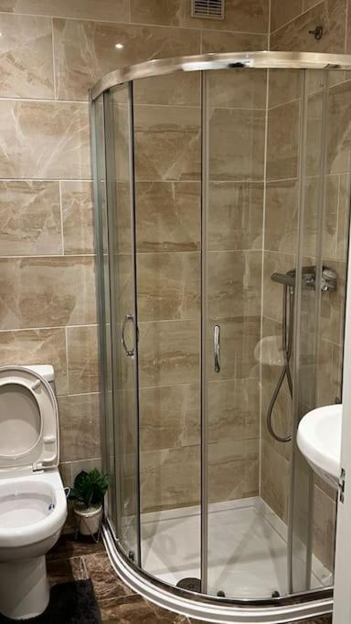 Cheerful 3 Bedroom Townhouse With Free Parking. Билерики Екстериор снимка