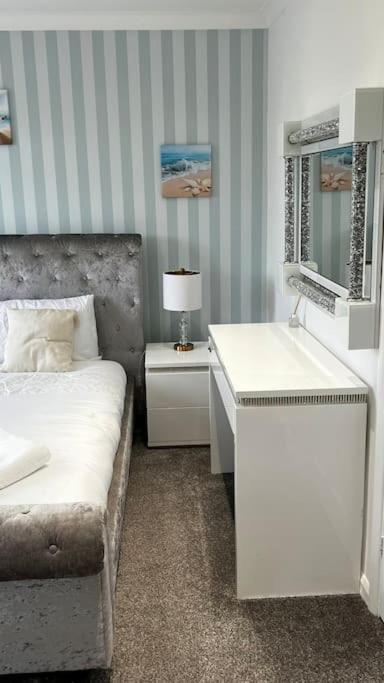 Cheerful 3 Bedroom Townhouse With Free Parking. Билерики Екстериор снимка