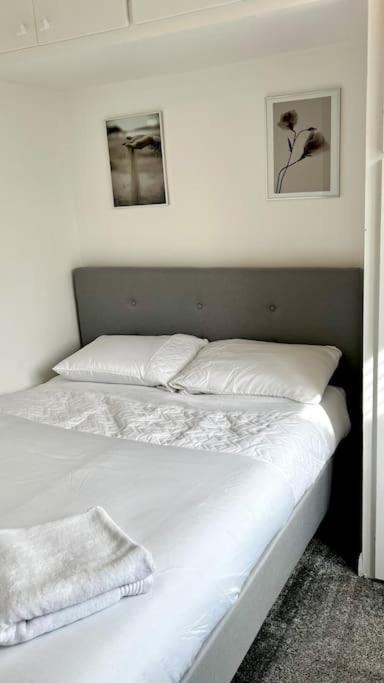 Cheerful 3 Bedroom Townhouse With Free Parking. Билерики Екстериор снимка