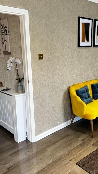 Cheerful 3 Bedroom Townhouse With Free Parking. Билерики Екстериор снимка