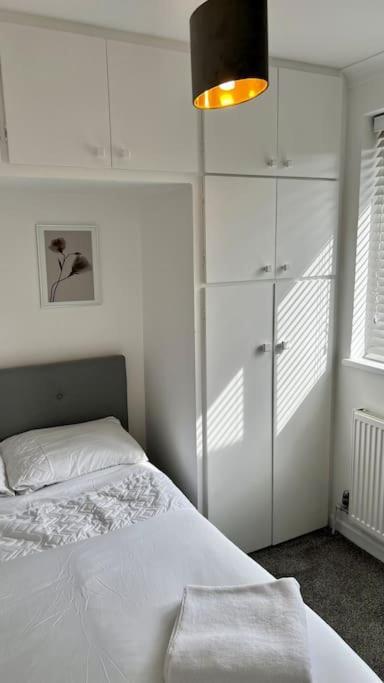 Cheerful 3 Bedroom Townhouse With Free Parking. Билерики Екстериор снимка