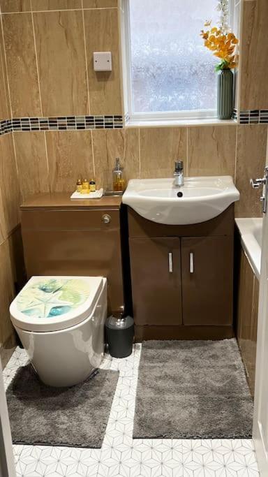 Cheerful 3 Bedroom Townhouse With Free Parking. Билерики Екстериор снимка