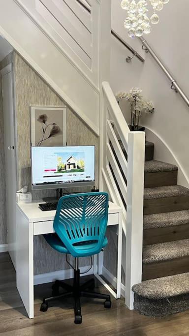 Cheerful 3 Bedroom Townhouse With Free Parking. Билерики Екстериор снимка