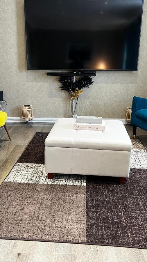 Cheerful 3 Bedroom Townhouse With Free Parking. Билерики Екстериор снимка